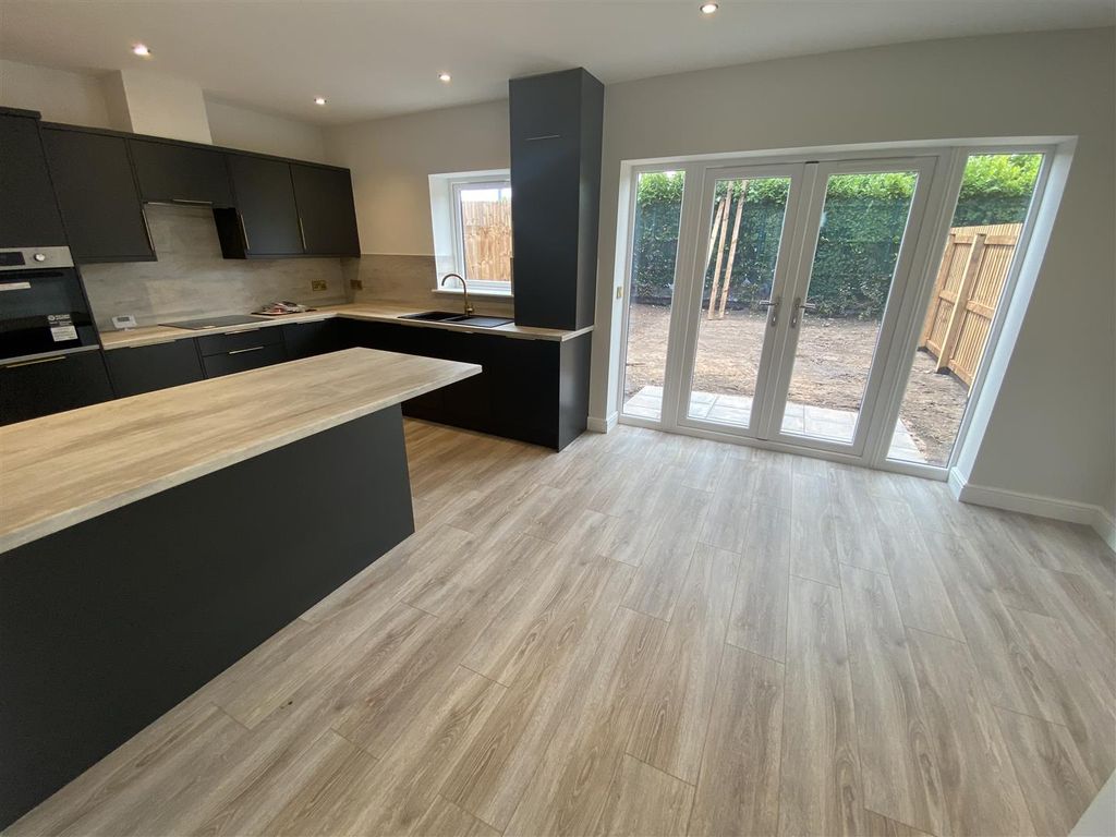 Property photo 2 of 16 Dining Kitchen