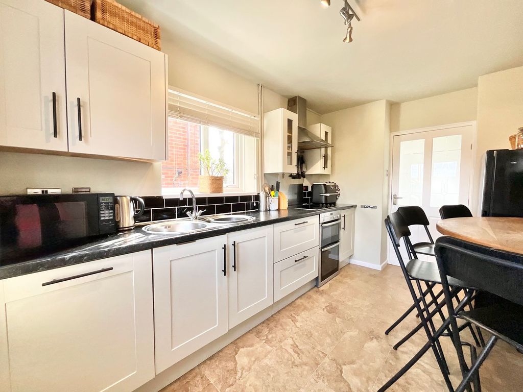 Property photo 3 of 28