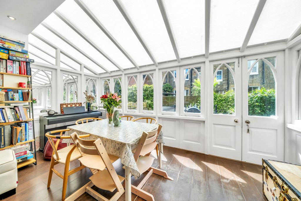 Property photo 2 of 19 Upcerne Road, Sw10, Martin &amp; Co