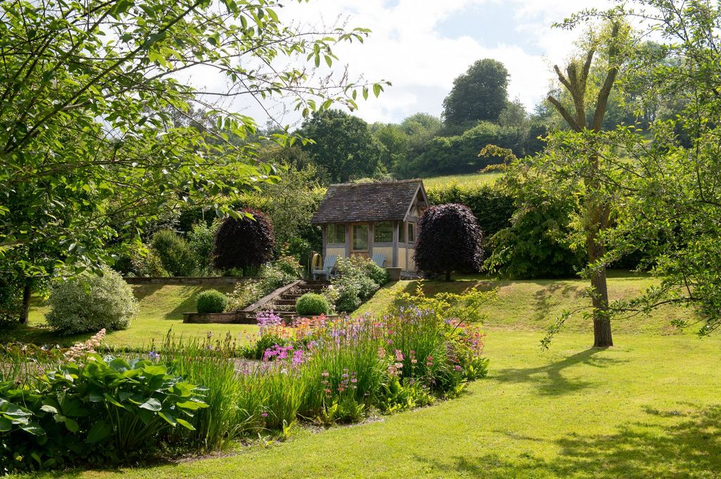 Property photo 2 of 25 Gardens