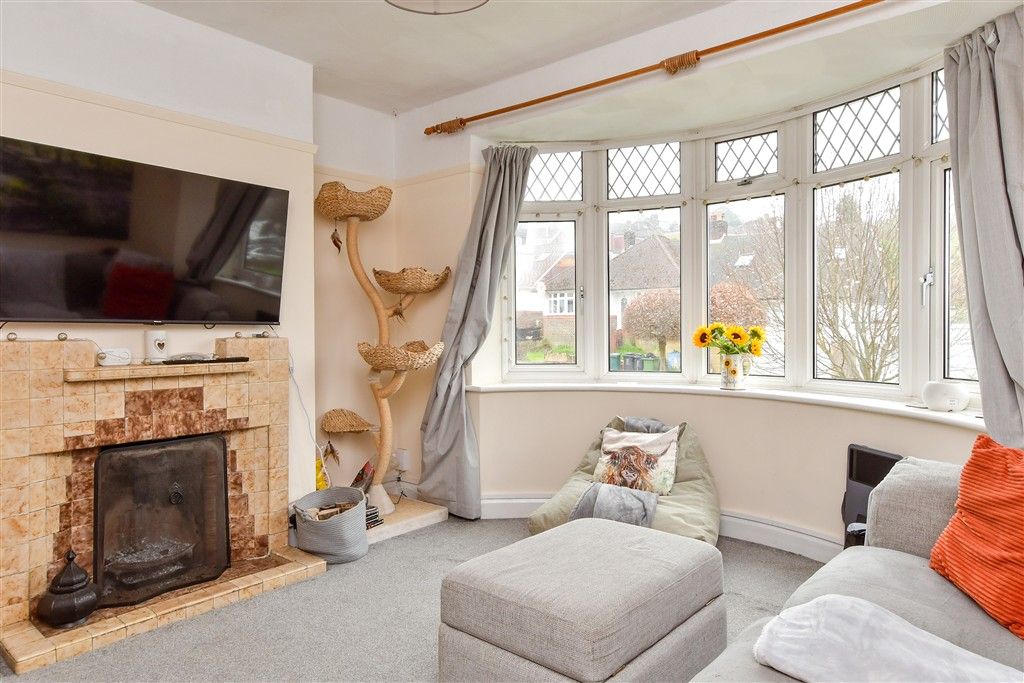 Property photo 3 of 11 Lounge