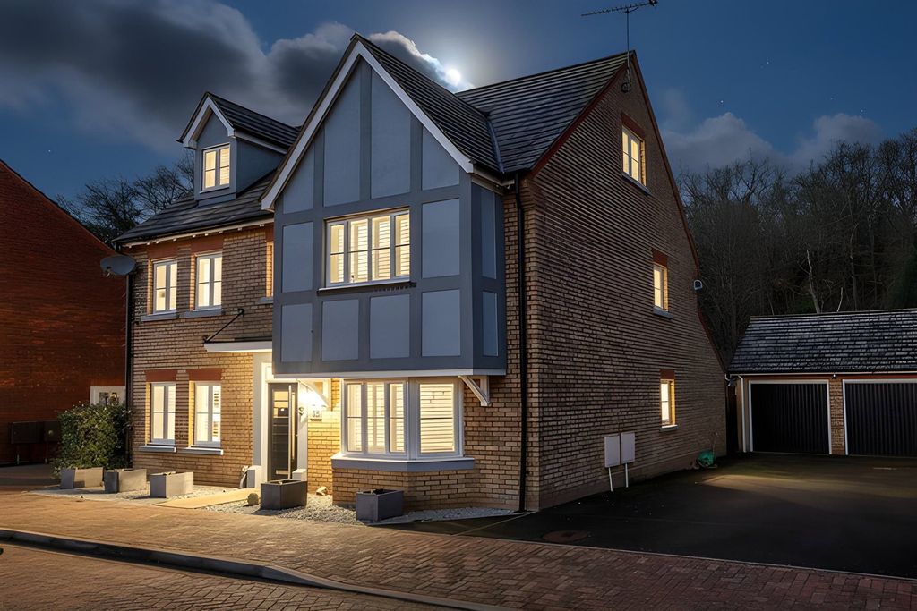 Property photo 1 of 52