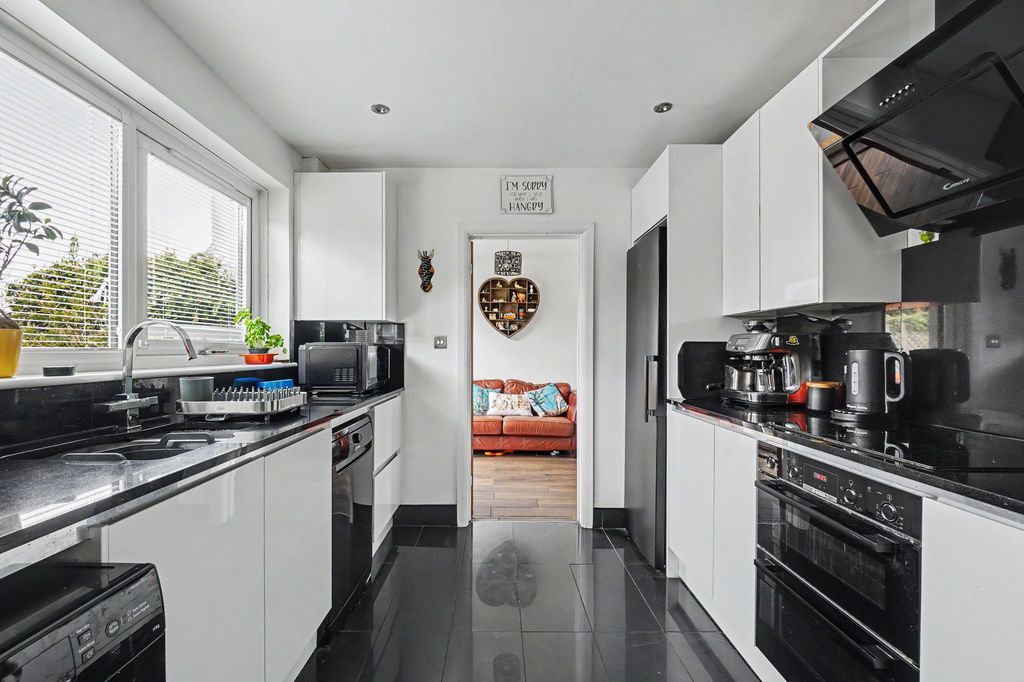 Property photo 3 of 29 Kitchen