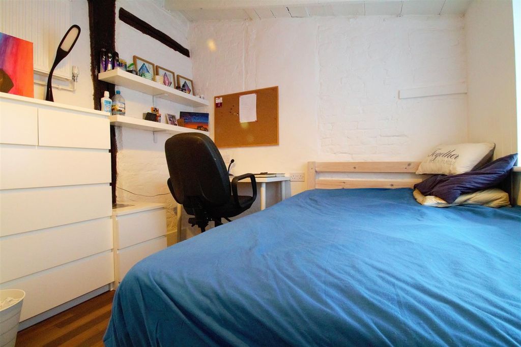 Property photo 3 of 21 Cozy Bedroom With Desk, Storage And Comfy Bed...