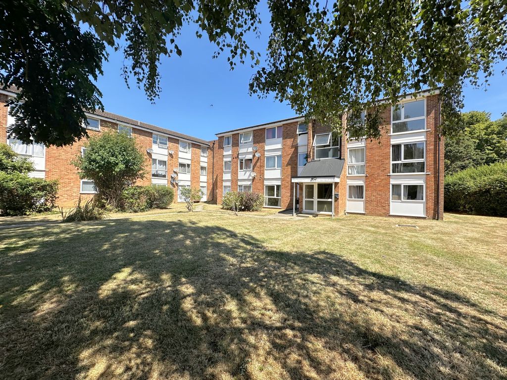 Property photo 1 of 8 2 Bed Flat To Rent Cornflower Drive, Chelmsford CM1