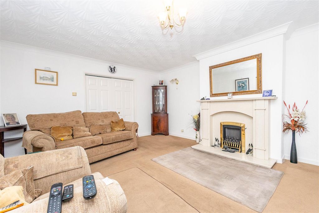 Property photo 2 of 21 Lounge