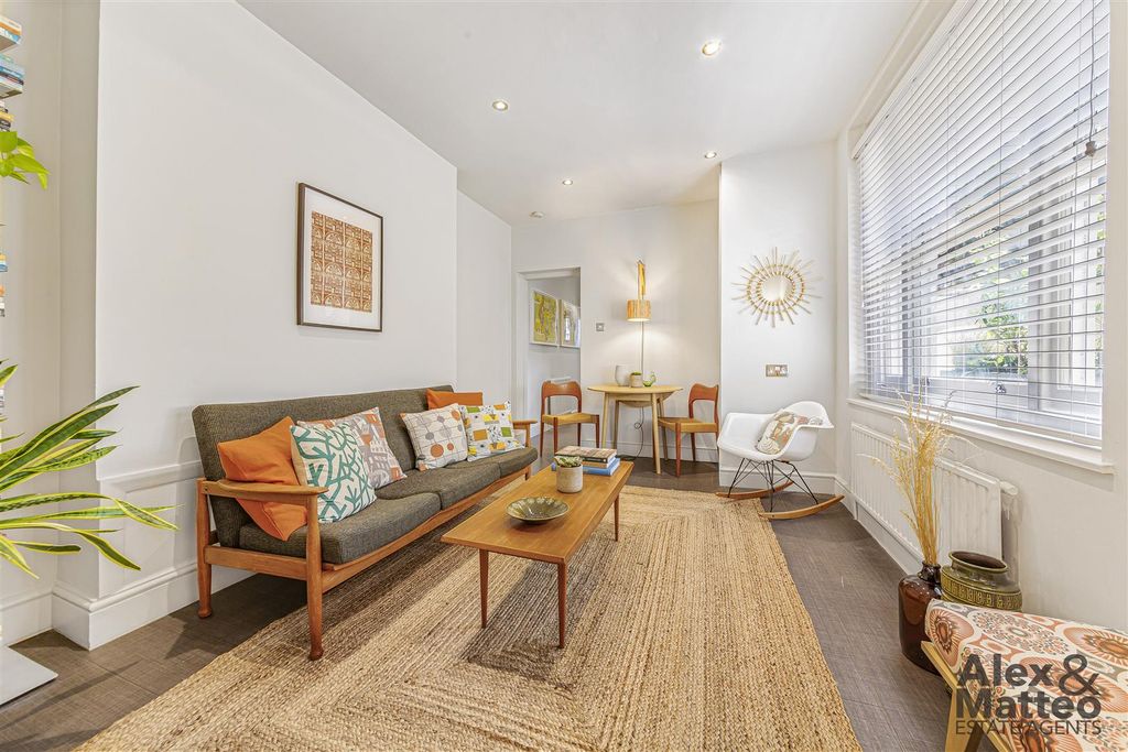 Property photo 2 of 13 Southwark Park Road