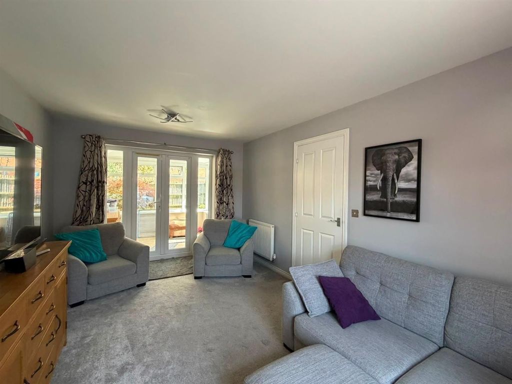 Property photo 3 of 16 Lounge 2