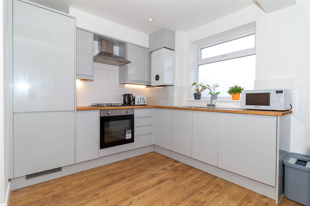 Property photo 3 of 10 Reigate-4.Jpg