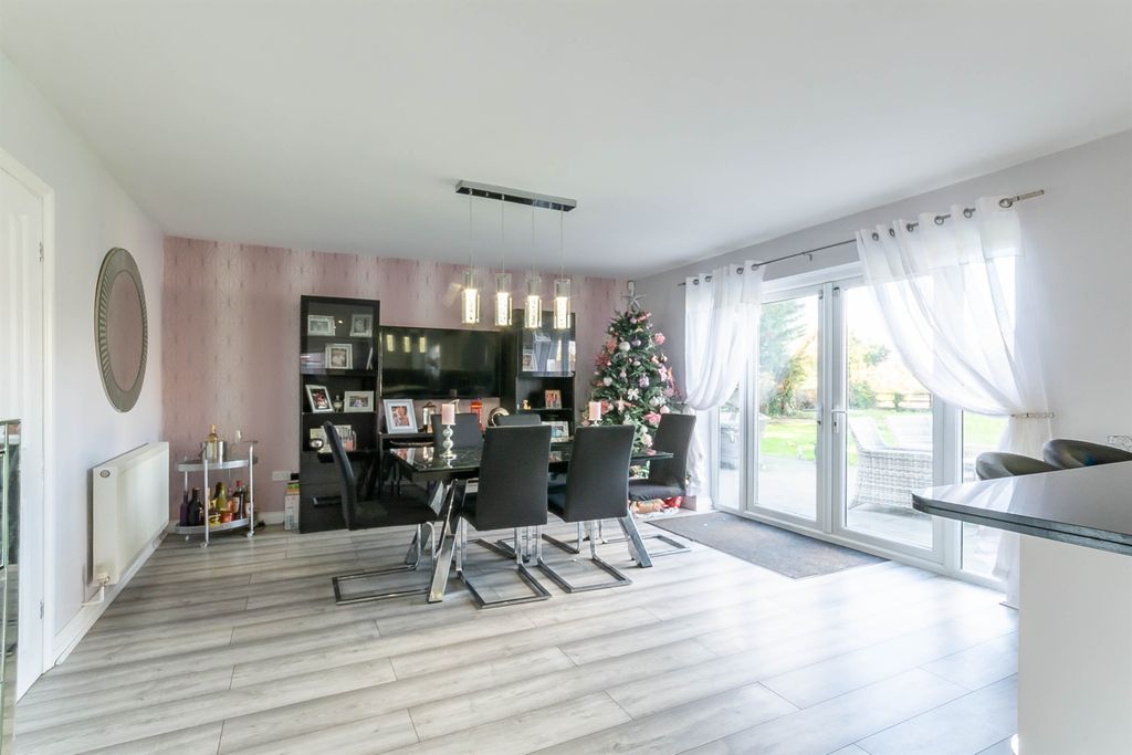 Property photo 2 of 25 Kitchen Diner