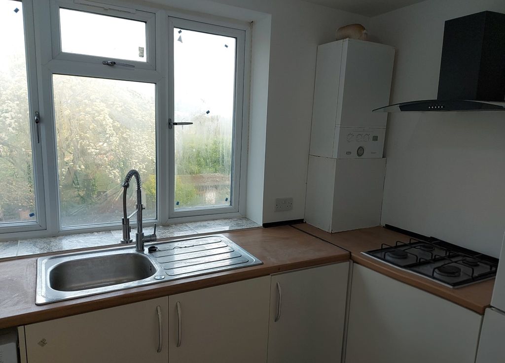 Property photo 3 of 14 c233B667-074c-413E-95F6-B5E800Eea7c6