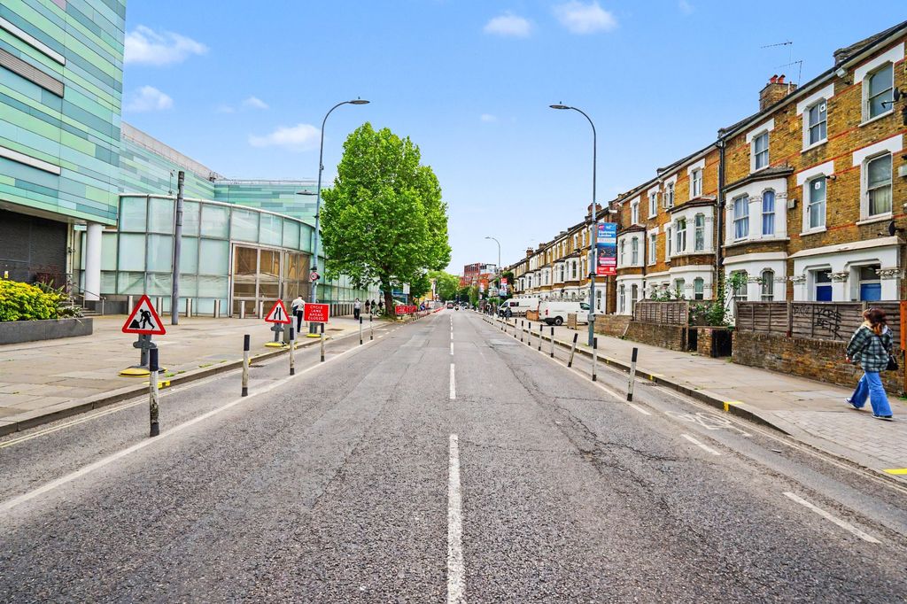 Property photo 3 of 11 51c Wood Lane, Shepherd's Bush, London W12 7Dp