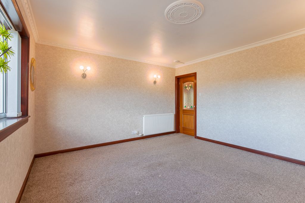 Property photo 2 of 12 Living2