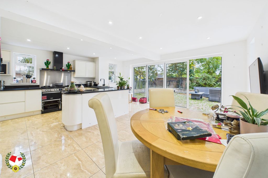 Property photo 2 of 23