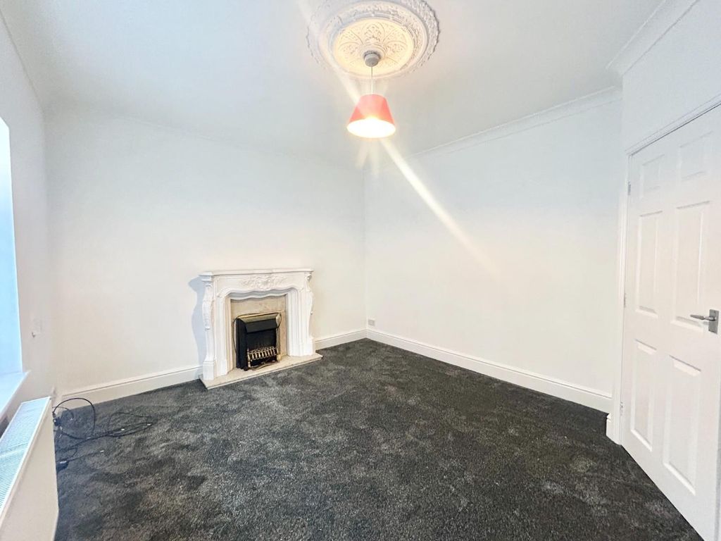 Property photo 3 of 13 Lounge