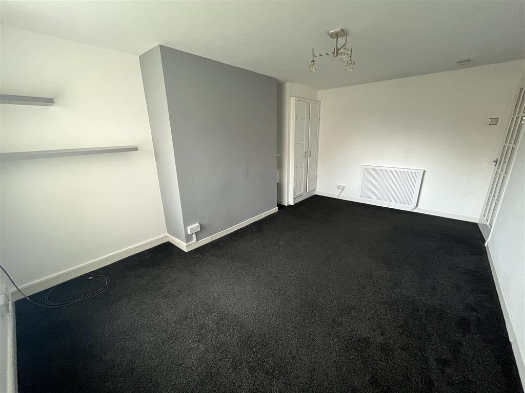 Property photo 3 of 16 Lounge