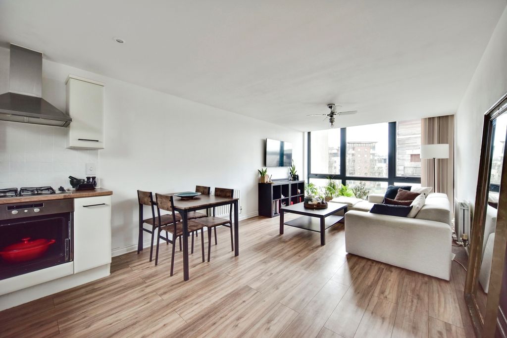 Property photo 3 of 12 Lounge