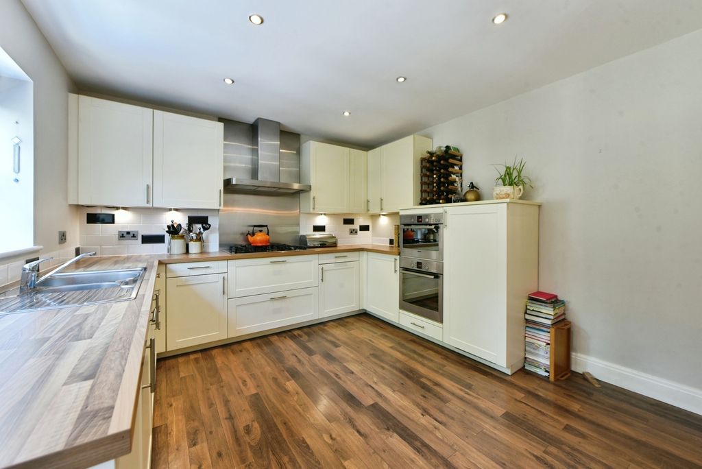 Property photo 2 of 17 Dining Kitchen