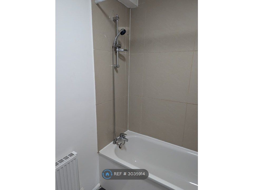 Property photo 2 of 10 Bathroom