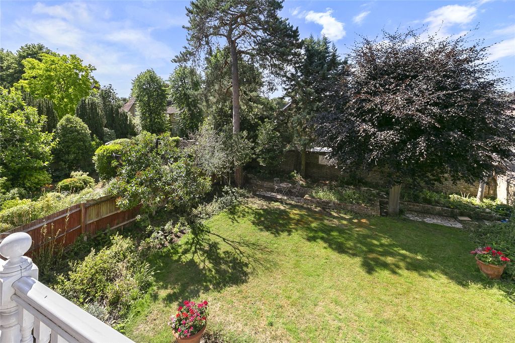 Property photo 2 of 25 Front Garden