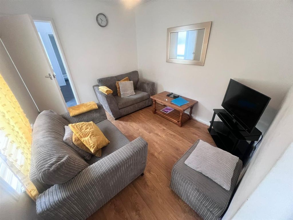 Property photo 1 of 12 Lounge.Jpg