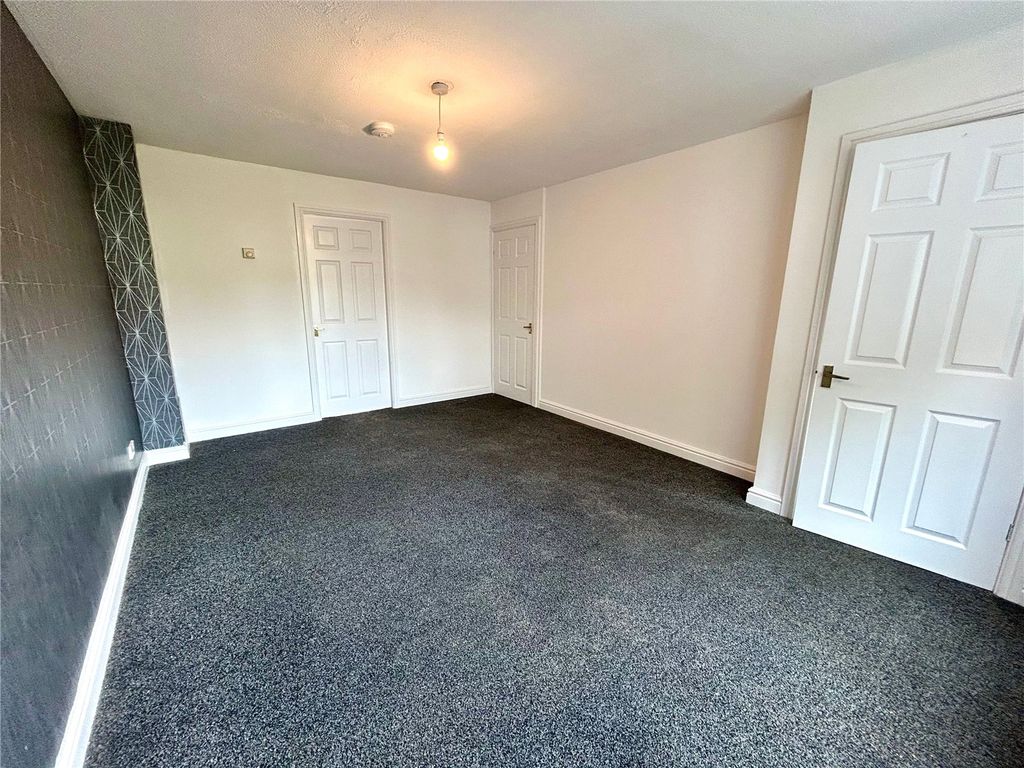 Property photo 3 of 11 Living Room