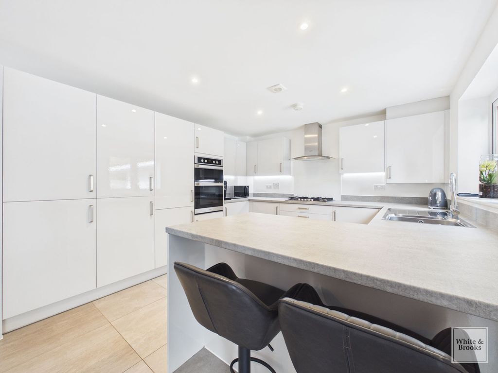 Property photo 3 of 19 Kitchen