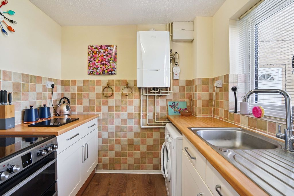 Property photo 3 of 11 Kitchen