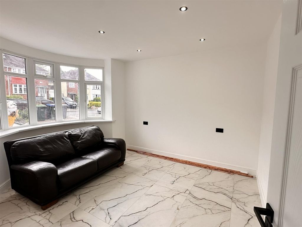 Property photo 3 of 12 Lounge