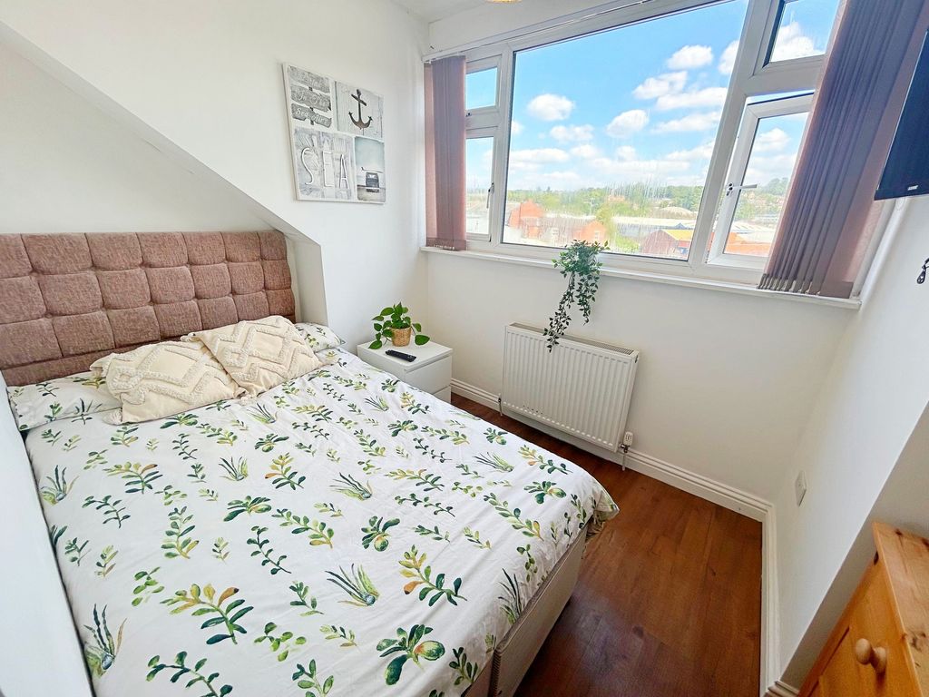 Property photo 3 of 8 Bright And Cozy Double Bedroom With A Large Window...