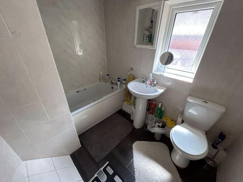 Property photo 3 of 7 A Clean And Well-Maintained Bathroom Suite Featuri...