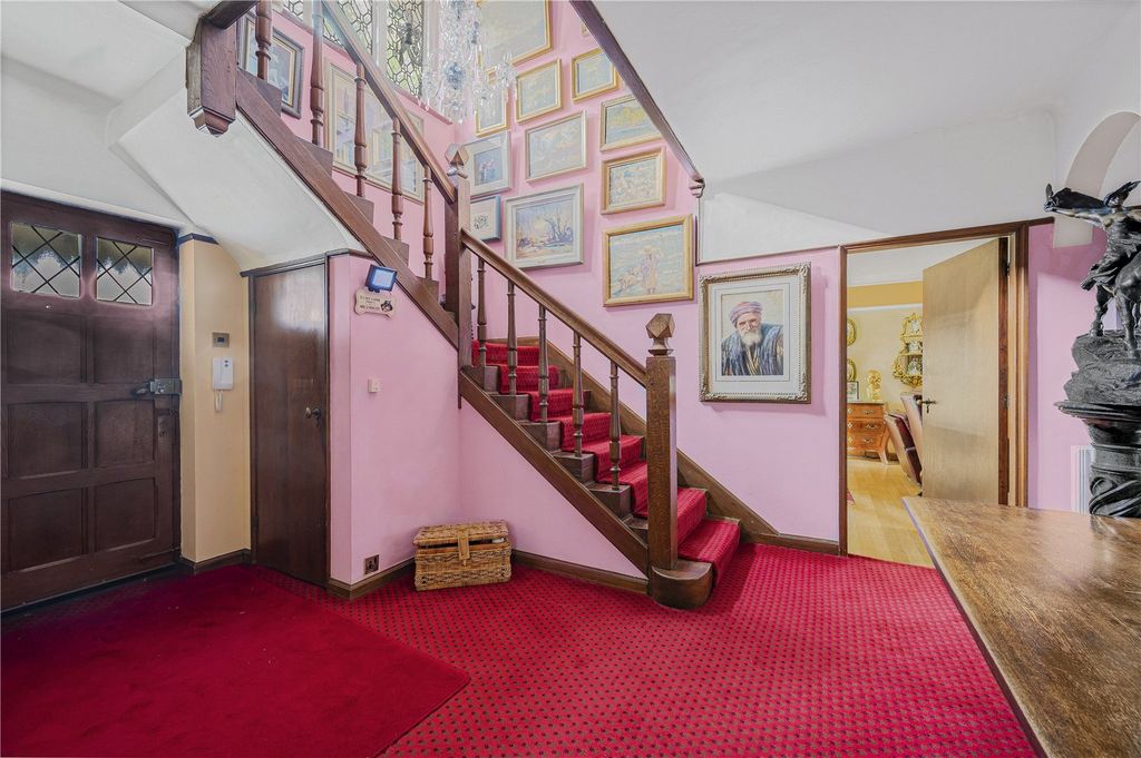 Property photo 3 of 29 Entrance Hall