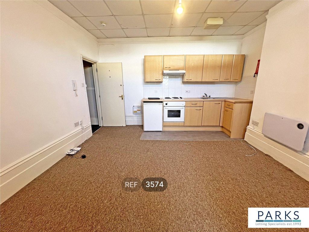 Property photo 3 of 5 Living Room / Kitchen