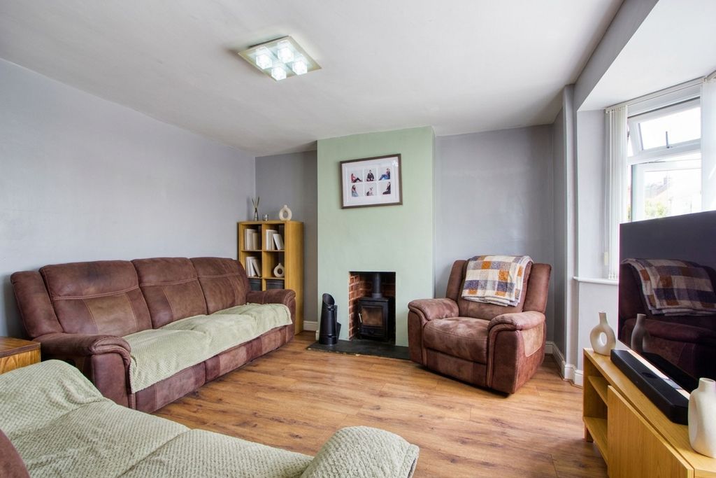 Property photo 3 of 16 Lounge