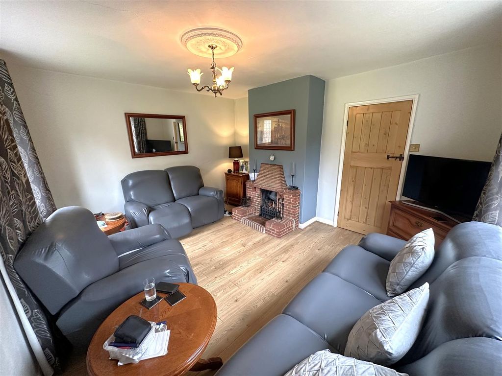Property photo 2 of 22 Dual-Aspect Lounge 304