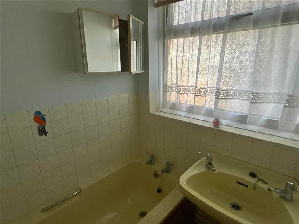 Property photo 2 of 11 Bathroom