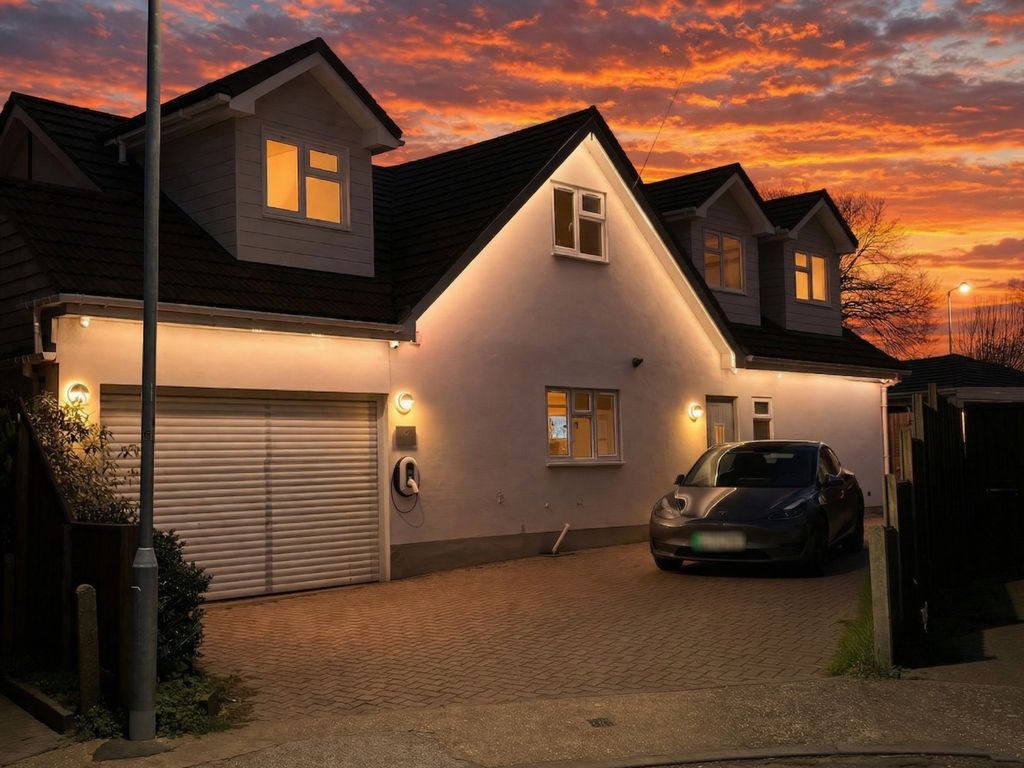 Property photo 1 of 40 Front Of House Night 1 1