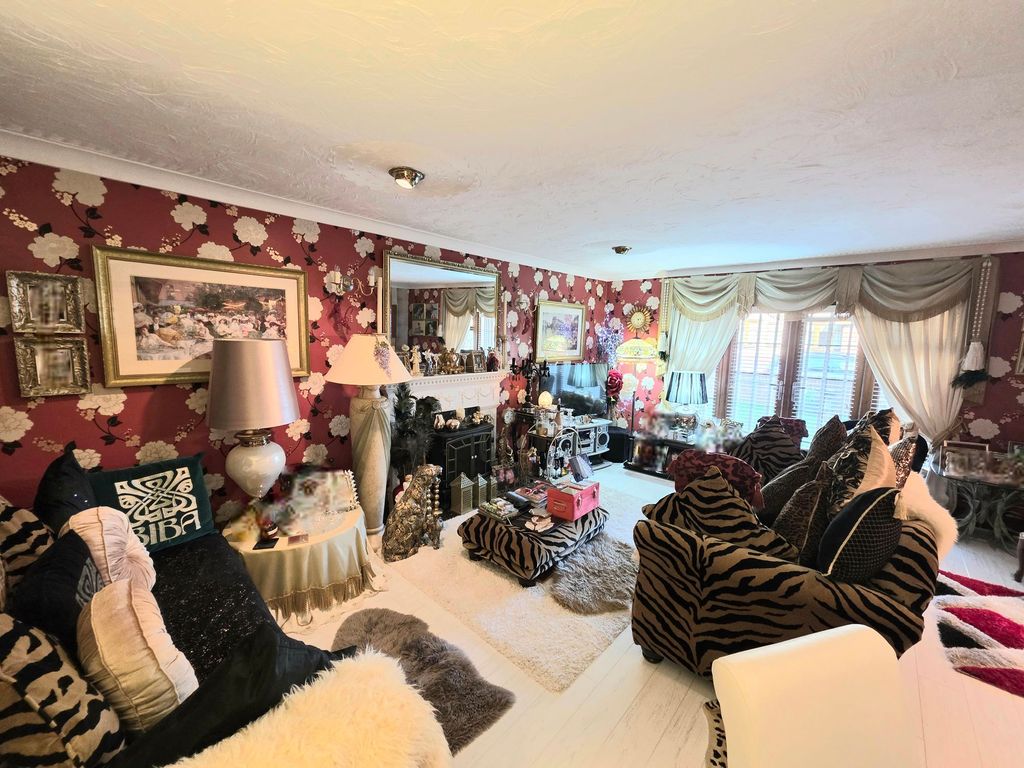 Property photo 3 of 15 Lounge