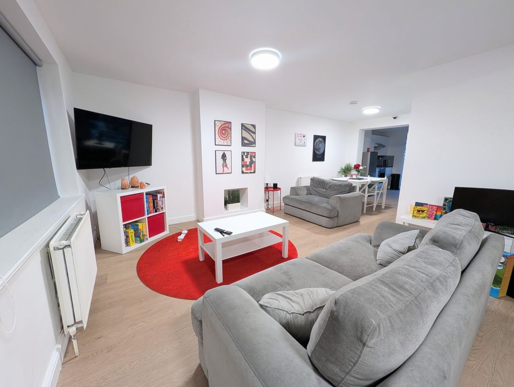 Property photo 2 of 17 Living Room