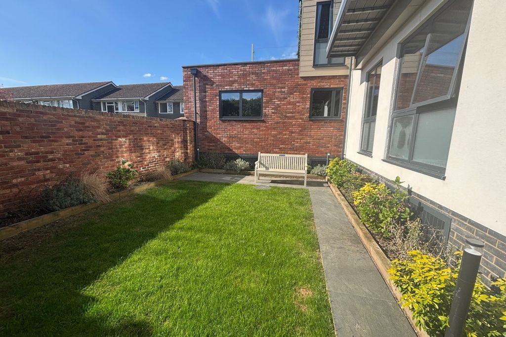 Property photo 2 of 6 Communal Gardden