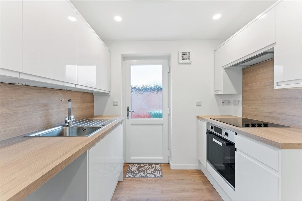 Property photo 3 of 16 24 Gatcombe Drive Stoke Gifford Bs34 8Nx Raw -Inte