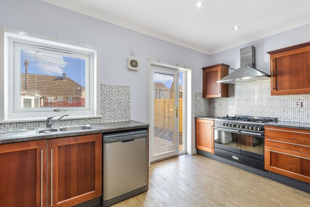 Property photo 2 of 29 Picture No. 24