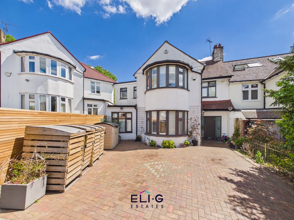 Property photo 1 of 22 6 Bed Semi-Detached House For Sale Ridge Close, London Nw4
