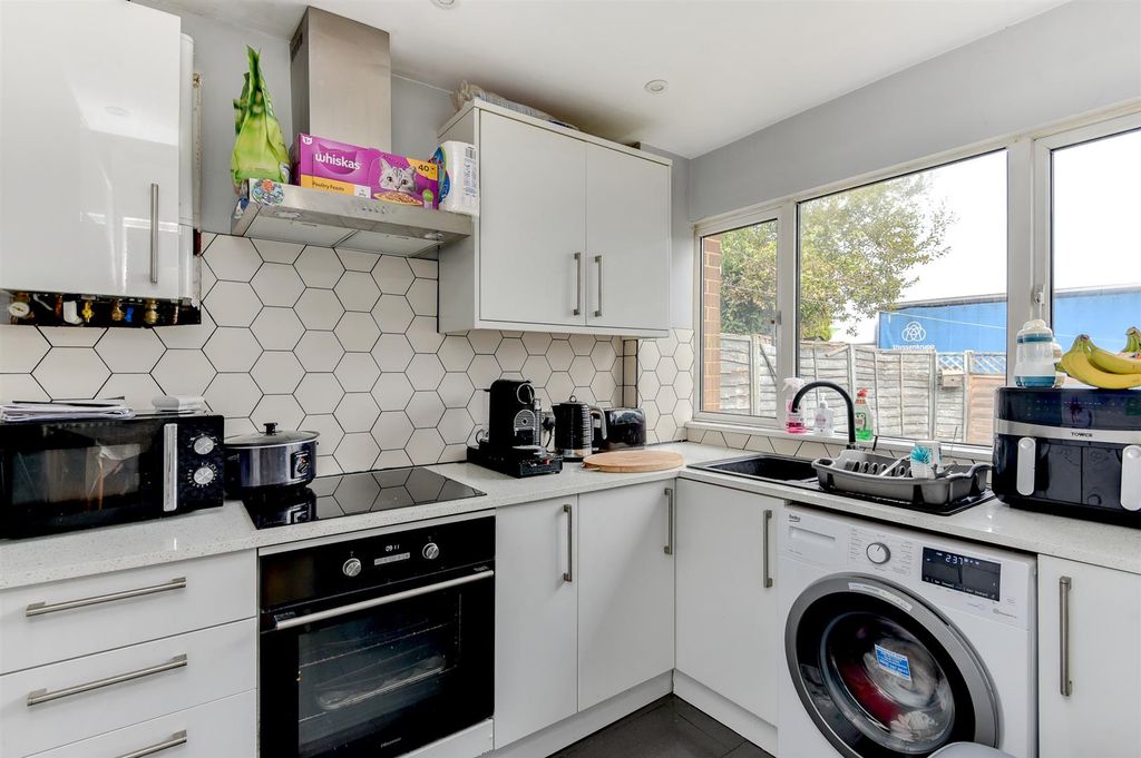 Property photo 3 of 19 For Sale By Aspire Residential | Wolstenbury Road