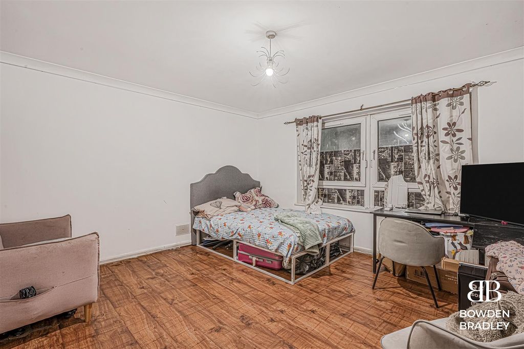 Property photo 2 of 9 Bedroom