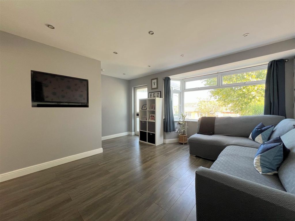 Property photo 2 of 22 Lounge