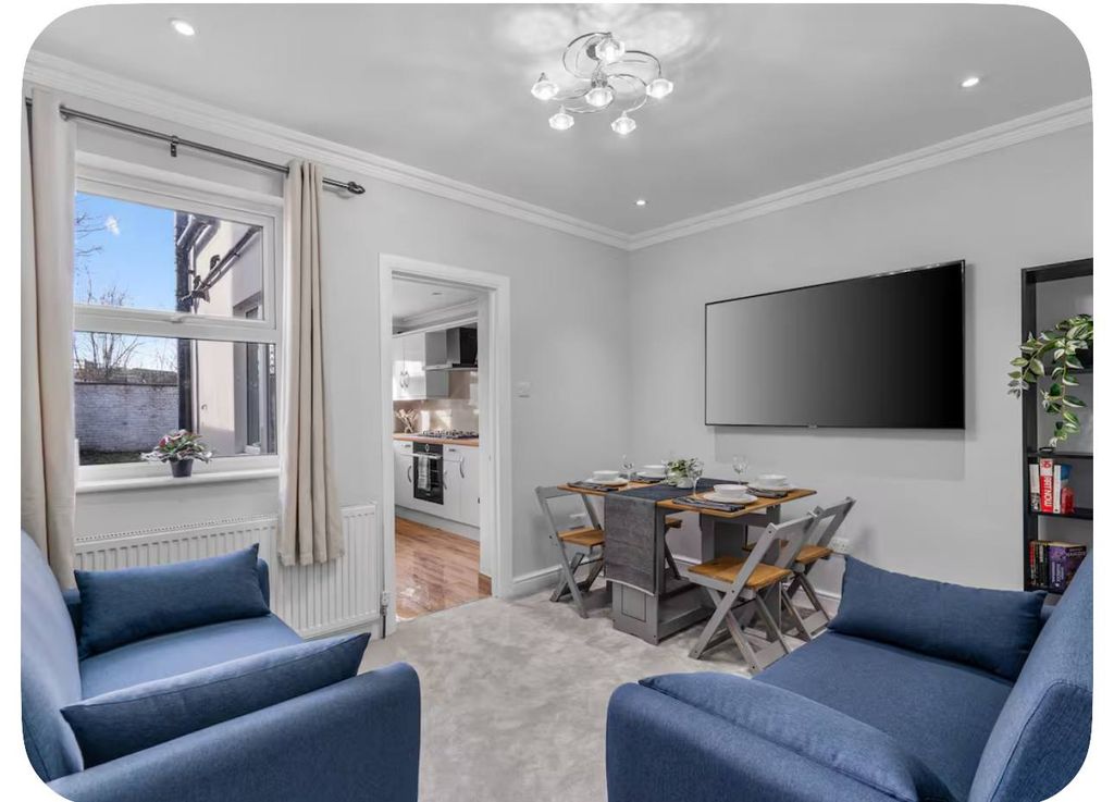 Property photo 1 of 21 Stylish 4 -Bedroom Fully Furnished Home – Ideal For Central London Commuters
