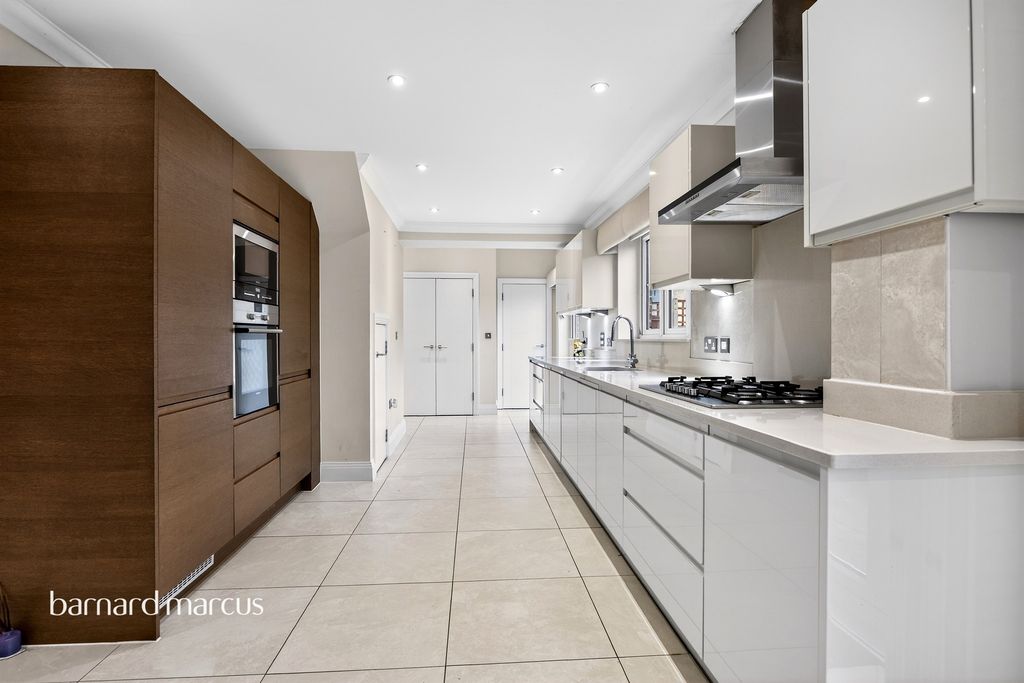 Property photo 3 of 20