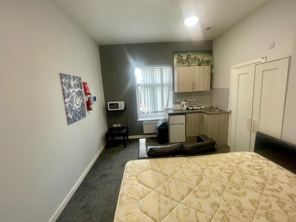 Property photo 3 of 11 Open Plan Bedroom/Kitchenette