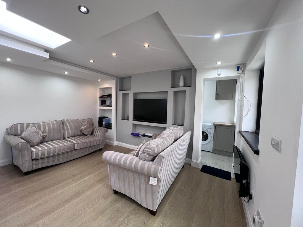 Property photo 3 of 7 Gallery